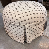 Ausstellungsstück - Butterblumenfarbener Ottoman mit Rock - Ikat-Punktlorbeer