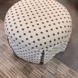 Ausstellungsstück - Butterblumenfarbener Ottoman mit Rock - Ikat-Punktlorbeer