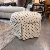 Ausstellungsstück - Butterblumenfarbener Ottoman mit Rock - Ikat-Punktlorbeer
