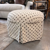 Ausstellungsstück - Butterblumenfarbener Ottoman mit Rock - Ikat-Punktlorbeer